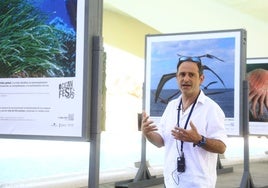 Enrique Talledo en la exposición.