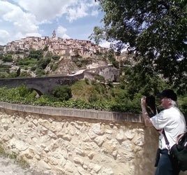 Un peridista alemán fotografía el Barrio Medieval de Bocairent.