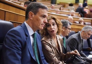María Jesús Montero conversa con Pedro Sánchez en el Congreso.