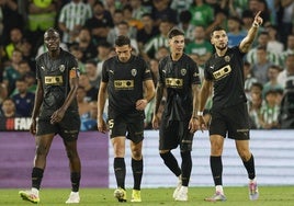 Rafa Mir, celebrando su gol, junto a César Tárrega y Enzo Barrenechea.
