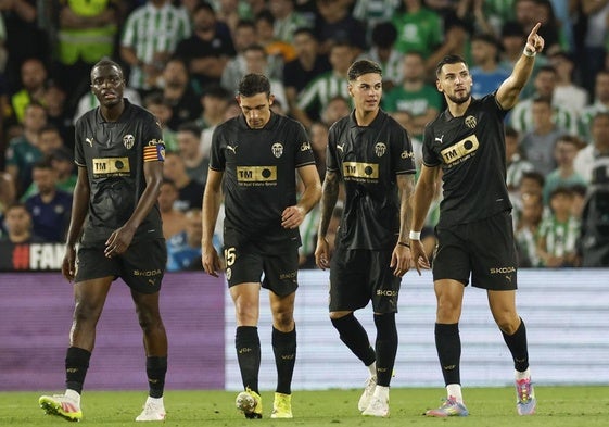 Rafa Mir, celebrando su gol, junto a César Tárrega y Enzo Barrenechea.