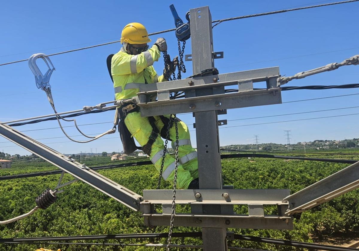 Reparación de la catenaria en una de las líneas afectadas.