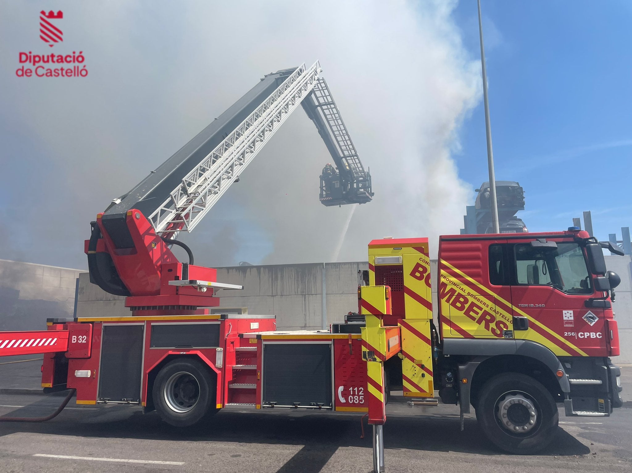 Imagen principal - Imágenes de los trabajos de extinción de los bomberos del Consorcio Provincial de Castellón.