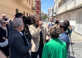 El ministro, a la derecha, junto a Papi Robles y los representantes de la asociación de vecinos del Cabanyal.