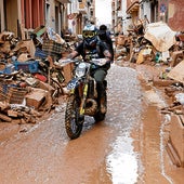 Un hombre recorre una Catarroja destrozada por la dana, tras la barrancada.
