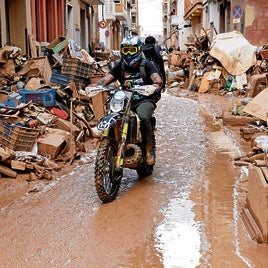 Un hombre recorre una Catarroja destrozada por la dana, tras la barrancada.