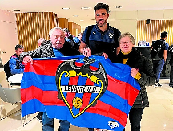 Antonio y Juani junto a Iborra, capitán levantinista, en uno de los viajes con el equipo.