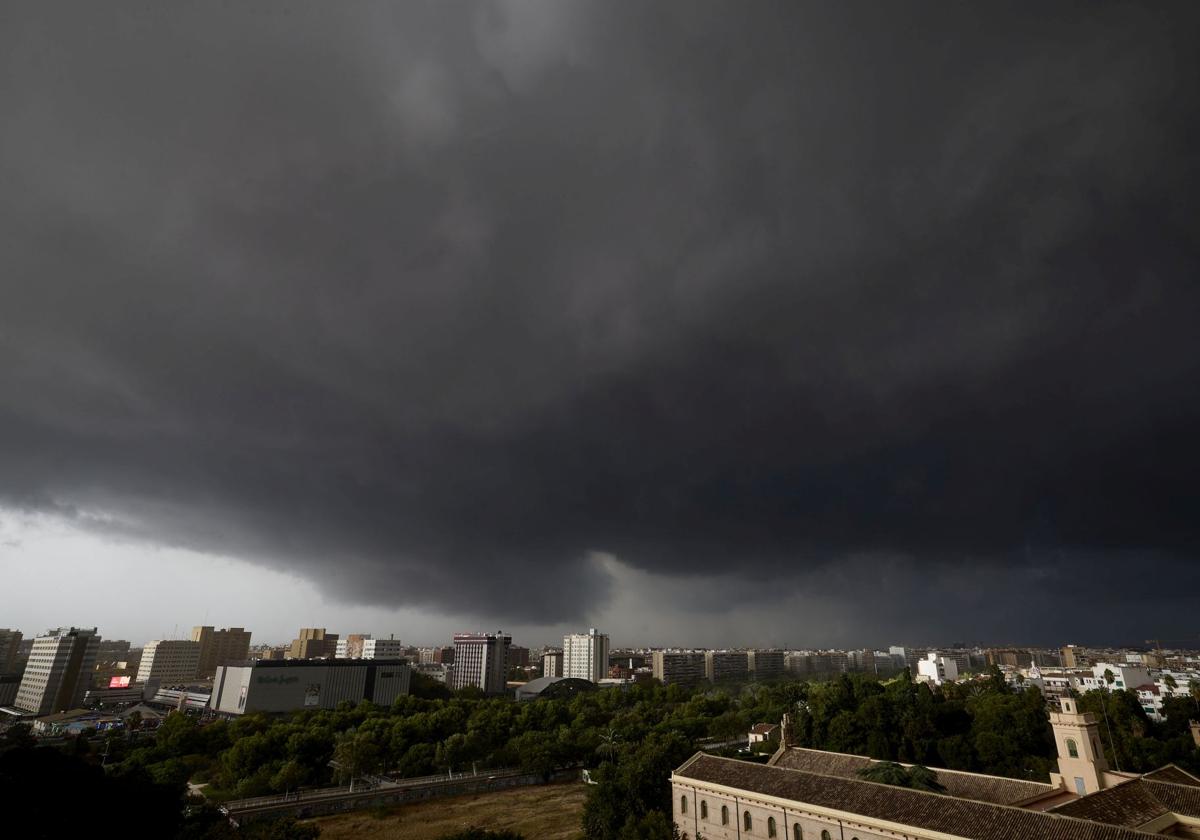 Aemet eleva el nivel de alerta ante la llegada de fuertes lluvias este viernes a la Comunitat