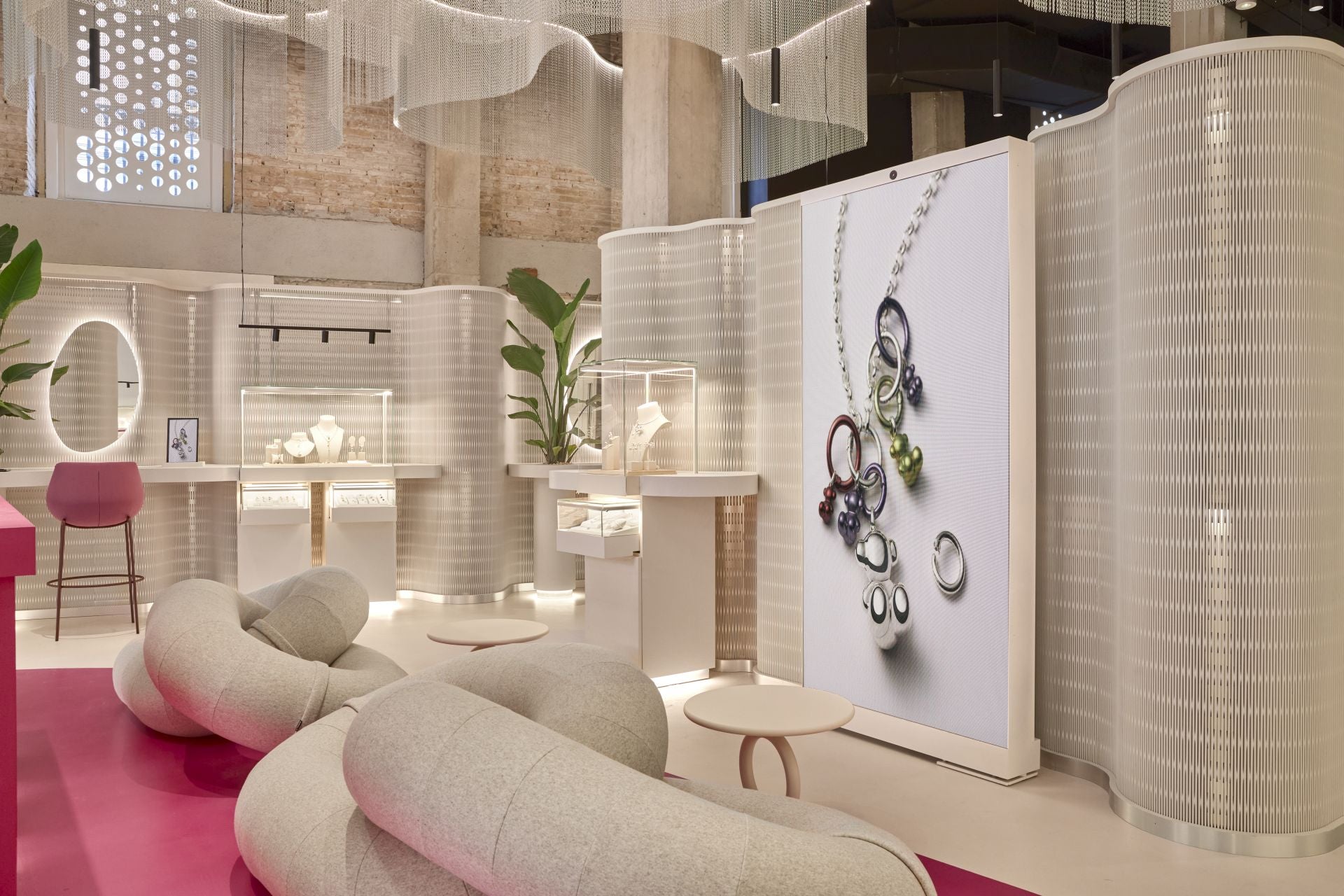 Imagen principal - Interior de la tienda de Tous en Valencia.