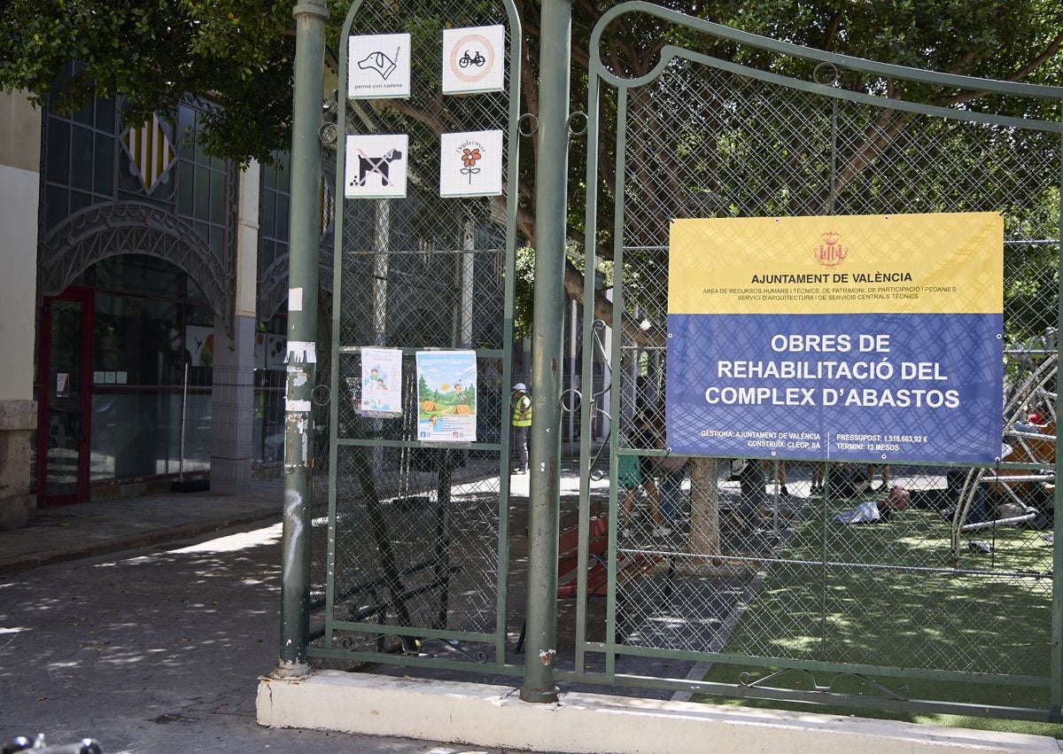Imagen secundaria 1 - Preparación del vallado para limitar el acceso en las zonas en obras de Abastos.