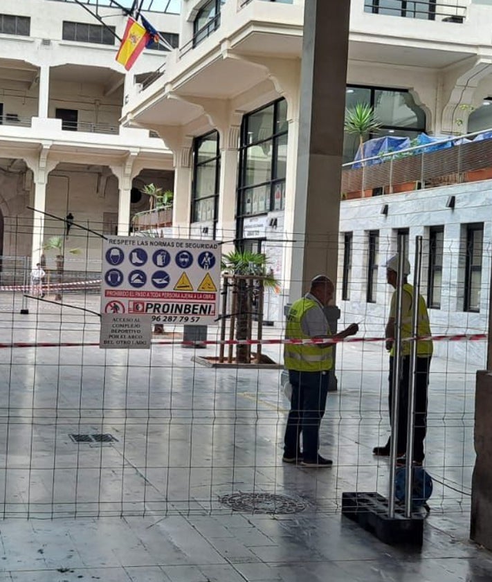Imagen secundaria 2 - Preparación del vallado para limitar el acceso en las zonas en obras de Abastos.