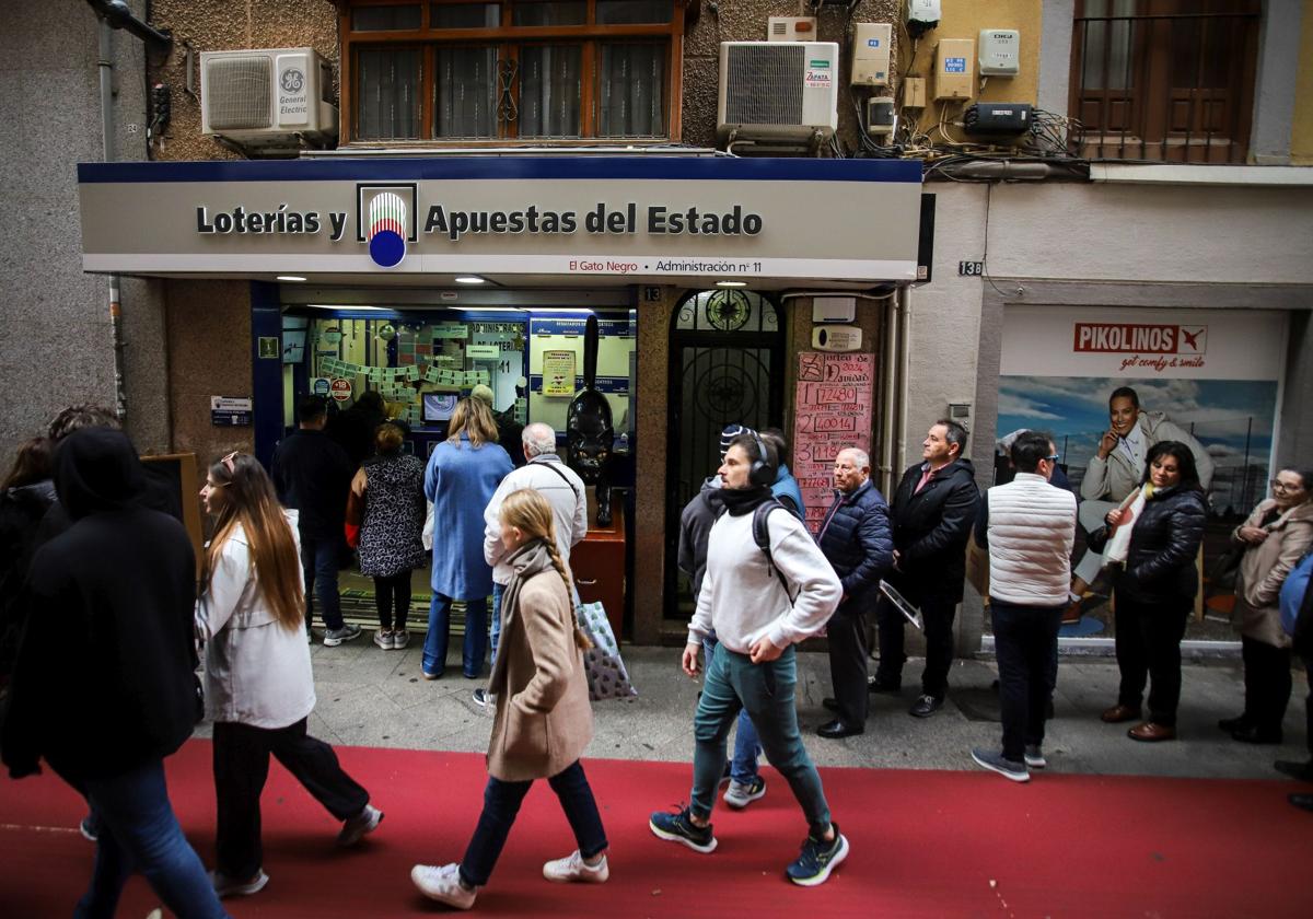 Colas en una administración de lotería.