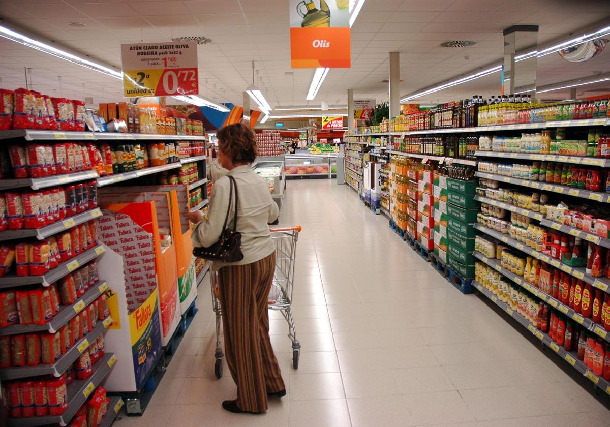 Una mujer hace la compra en un supermercado, en una imagen de archivo.