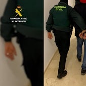 Uno de los detenidos acompañado por un agente.