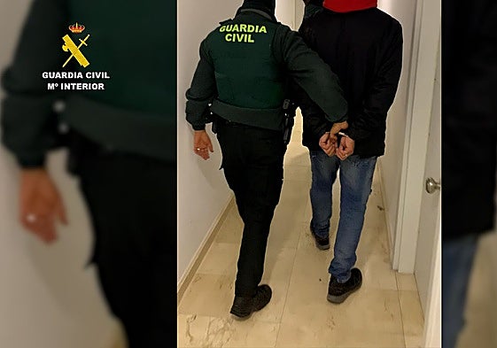 Uno de los detenidos acompañado por un agente.