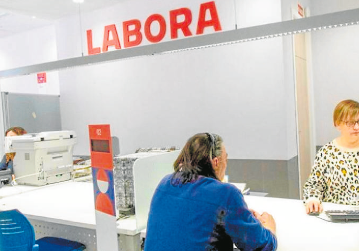 Una trabajadora de Labora atiende a un usuario.