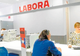 Una trabajadora de Labora atiende a un usuario.