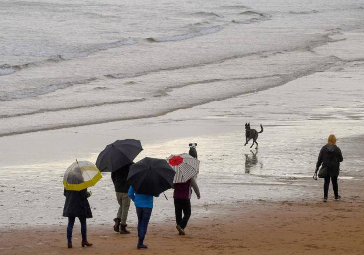 Lluvia en una playa.