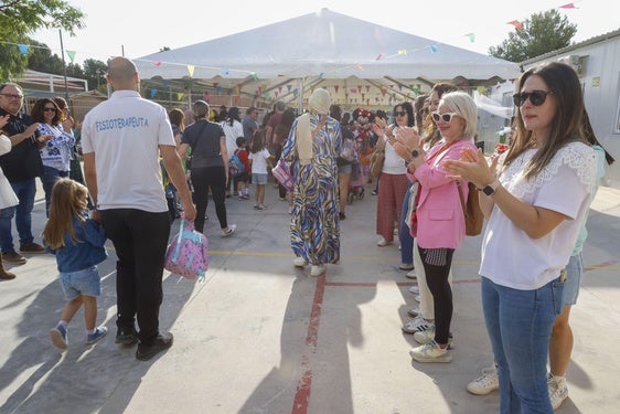 Un momento de la entrada de los niños en el colegio.