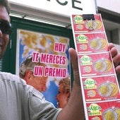 Un ganador del Rasca muestra su boleto. Imagen de archivo.