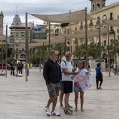 Turistas en la plaza de la Reina de Valencia.