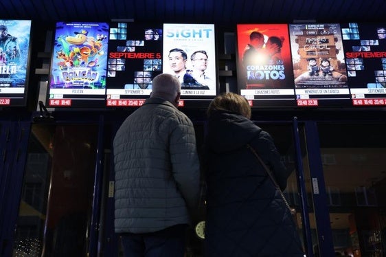 Espectadores ante un cine, en una imagen de archivo.