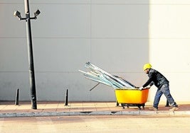 Un trabajador en las obras de Bonaire.