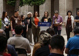 Rosa Álvarez, en el atril, junto a Mariló Gradolí y Christian Lesaec.