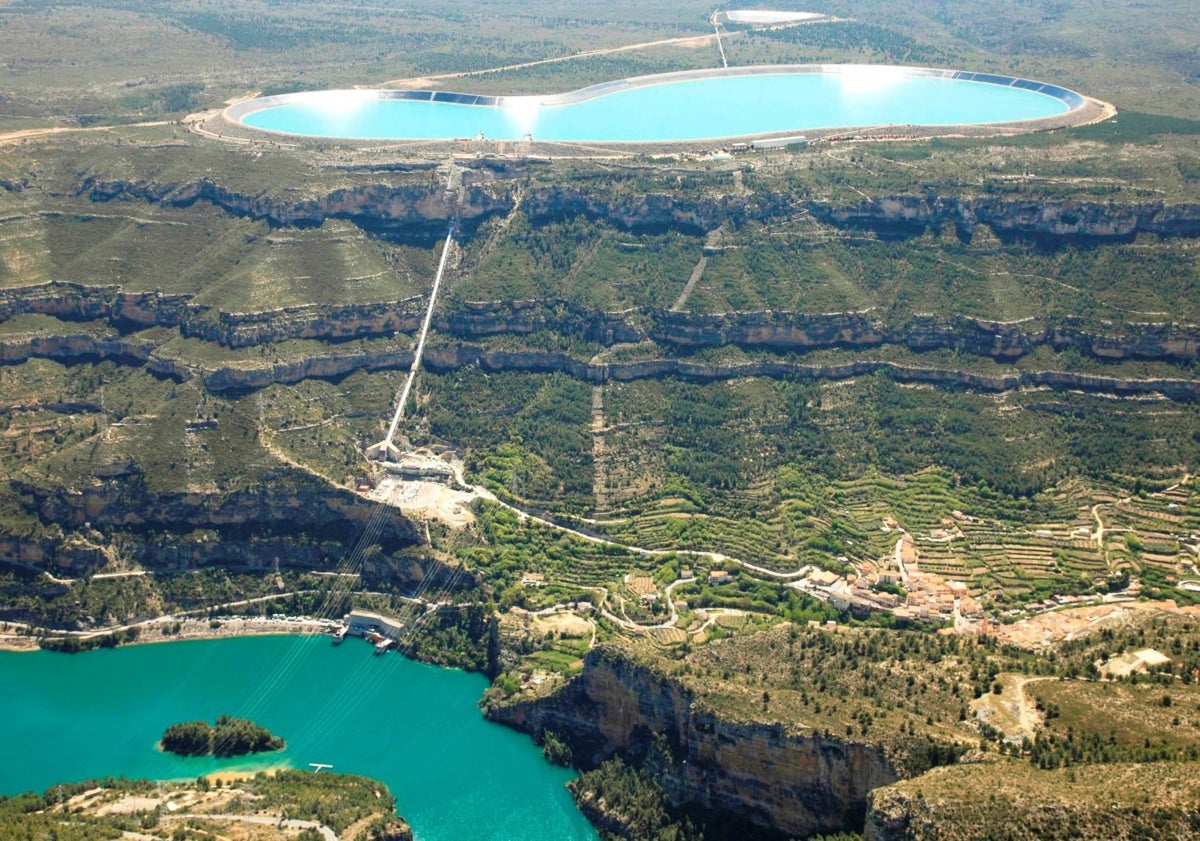 Imagen principal - En la primera foto se ve el depósito, a 50 metros de altura respecto al embalse, conectado por dos tuberías de cinco metros de diámetro cada una. Desde el embalse se bombea el agua hacia la piscina cuando hay excedente de energía renovable, para almacenar la mayor cantidad posible y así tenerla disponible cuando se necesite generar de manera controlada y vertirla a la red mediante liberación del agua necesaria y la turbinación.