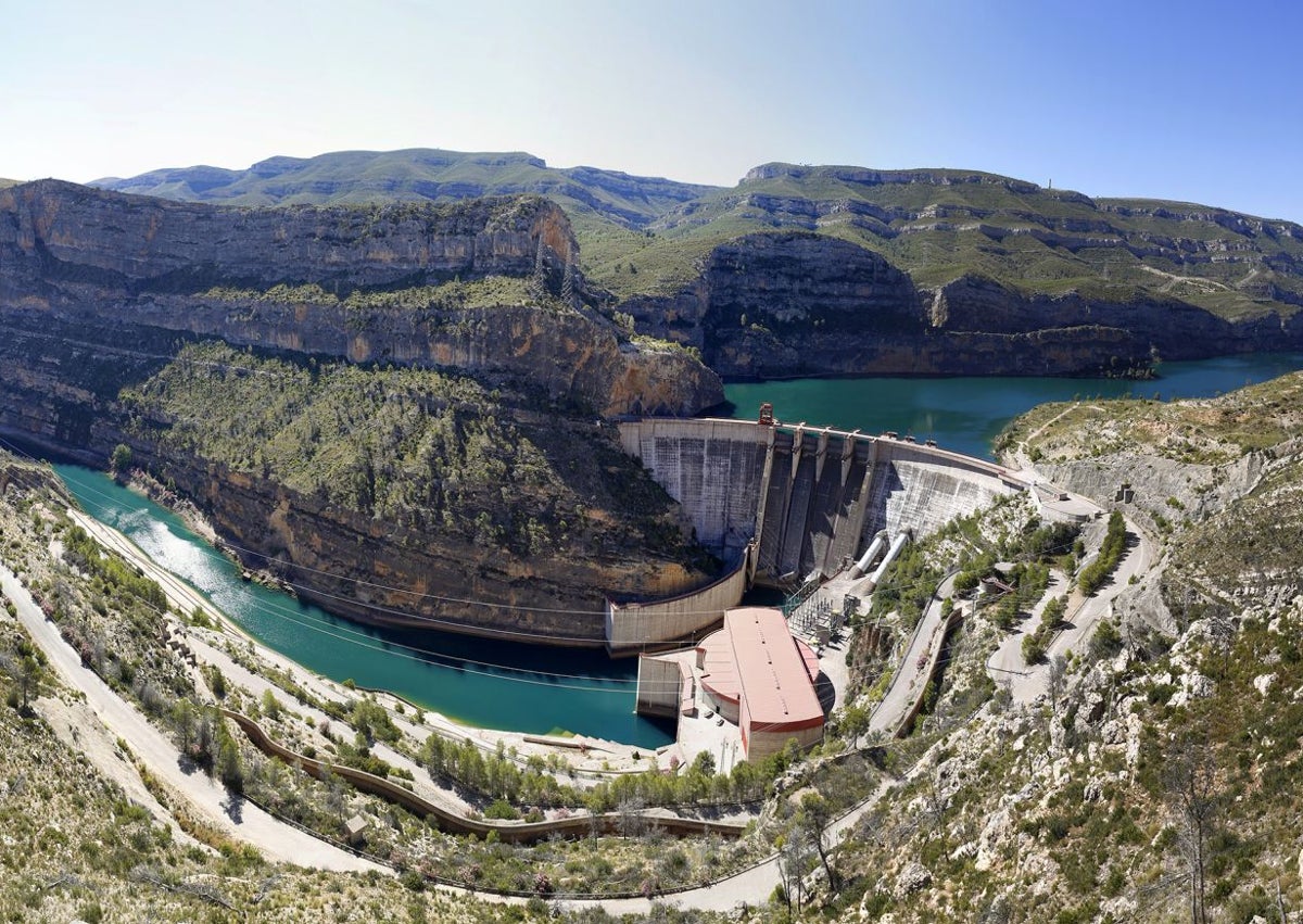 Imagen secundaria 1 - En la primera foto se ve el depósito, a 50 metros de altura respecto al embalse, conectado por dos tuberías de cinco metros de diámetro cada una. Desde el embalse se bombea el agua hacia la piscina cuando hay excedente de energía renovable, para almacenar la mayor cantidad posible y así tenerla disponible cuando se necesite generar de manera controlada y vertirla a la red mediante liberación del agua necesaria y la turbinación.