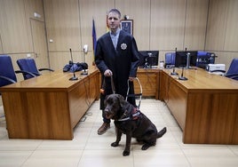 El fiscal Melero, el pasado viernes, antes de celebrar un juicio con su guía.