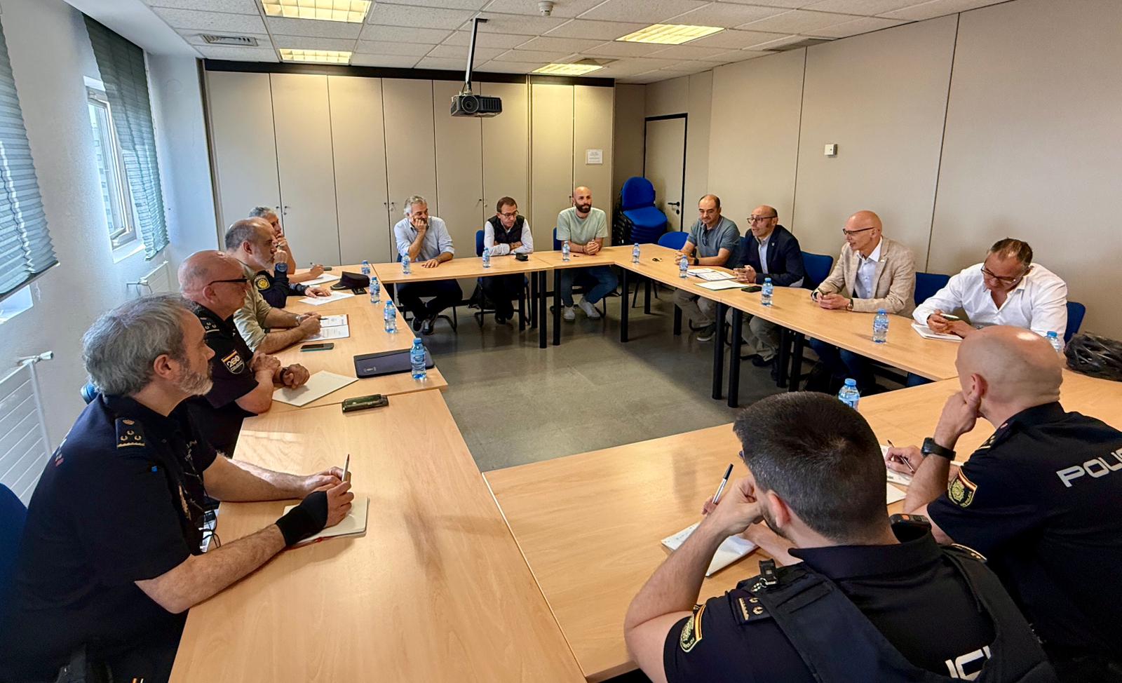 Reunión en Subdelegación del Gobierno entre responsables políticos, empresarios de alquiler y mandos policiales.
