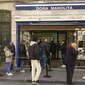 Jugadores en una administración para comprar La Bonoloto.