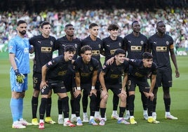 Los jugadores del Valencia, antes del inicio del encuentro en el Villamarín.