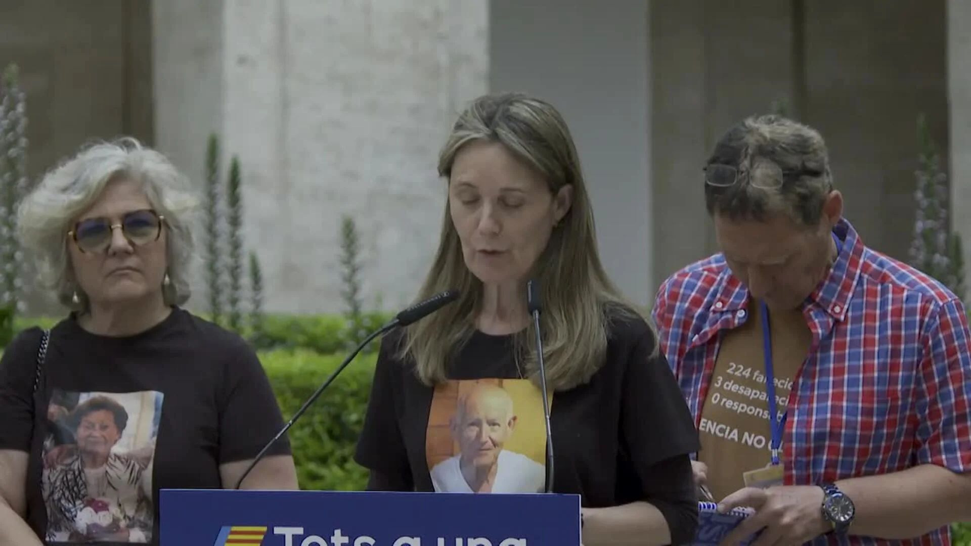Rosa Álvarez, presidenta de la Asociación Víctimas Mortales 29-O, en el centro de la imagen.