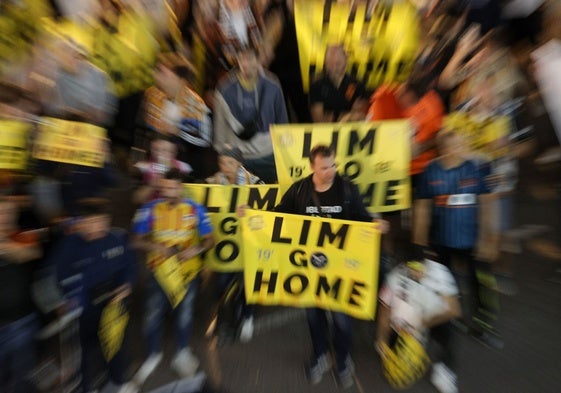 Pancartas de Lim go Home en una de las protestas de la afición valencianista en la Avenida de Suecia.