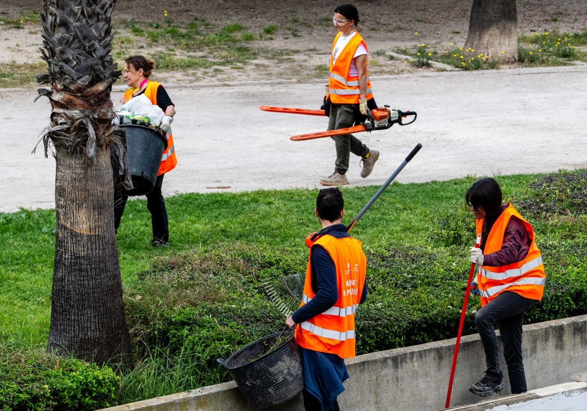 Quejas vecinales por la suciedad en el viejo cauce de Valencia