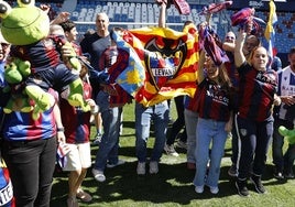 Aficionados del Levante, en el Ciutat de València, posando para LAS PROVINCIAS.