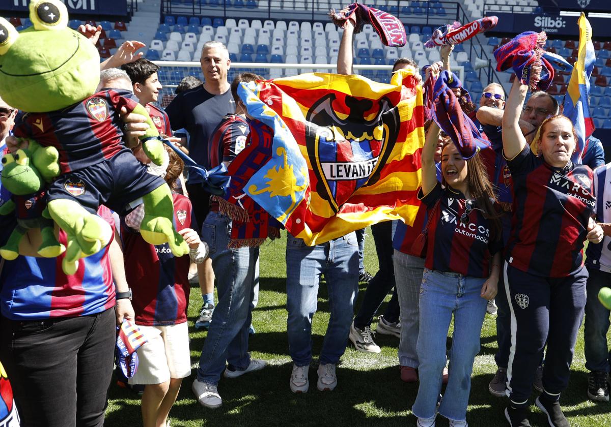 Aficionados del Levante, en el Ciutat de València, posando para LAS PROVINCIAS.