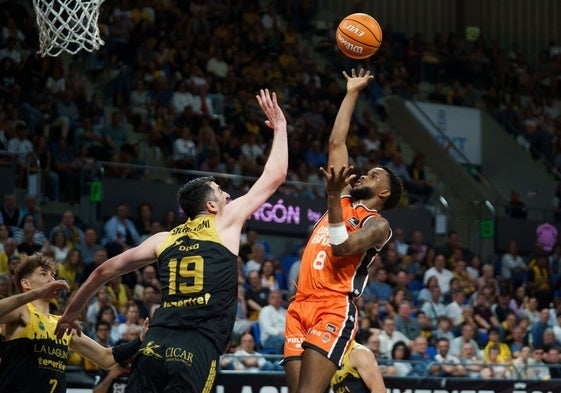 Montero, el mejor del Valencia Basket en La Laguna, lanza por elevación ante Shermadini para anotar una canasta.