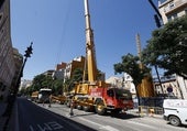 Una grúa de construcción frente a uno de los solares que albergará un hotel en Guillem de Castro.