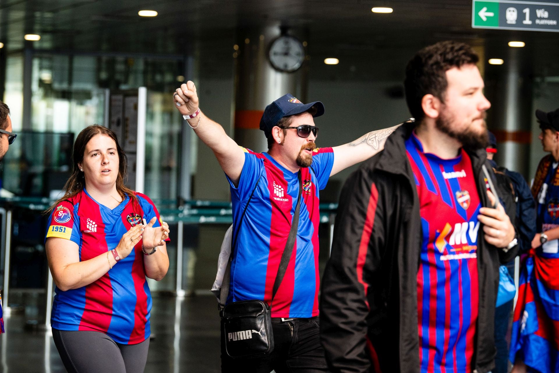 FOTOS | La afición del Levante UD toma Burgos