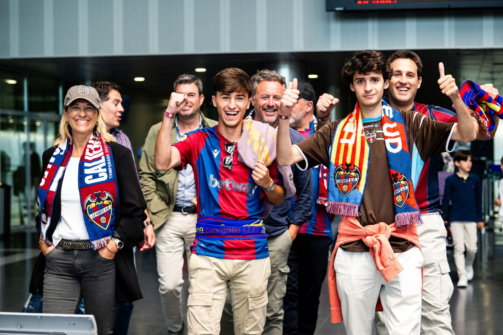 FOTOS | La afición del Levante UD toma Burgos