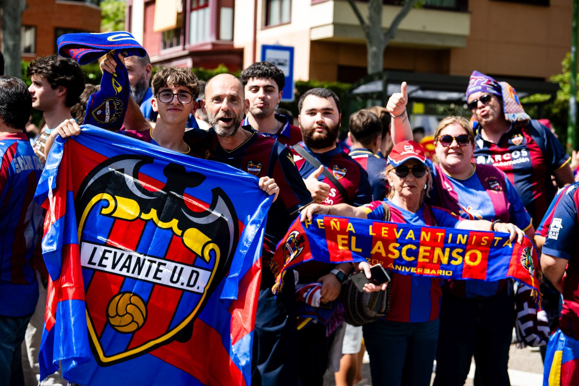 FOTOS | La afición del Levante UD toma Burgos