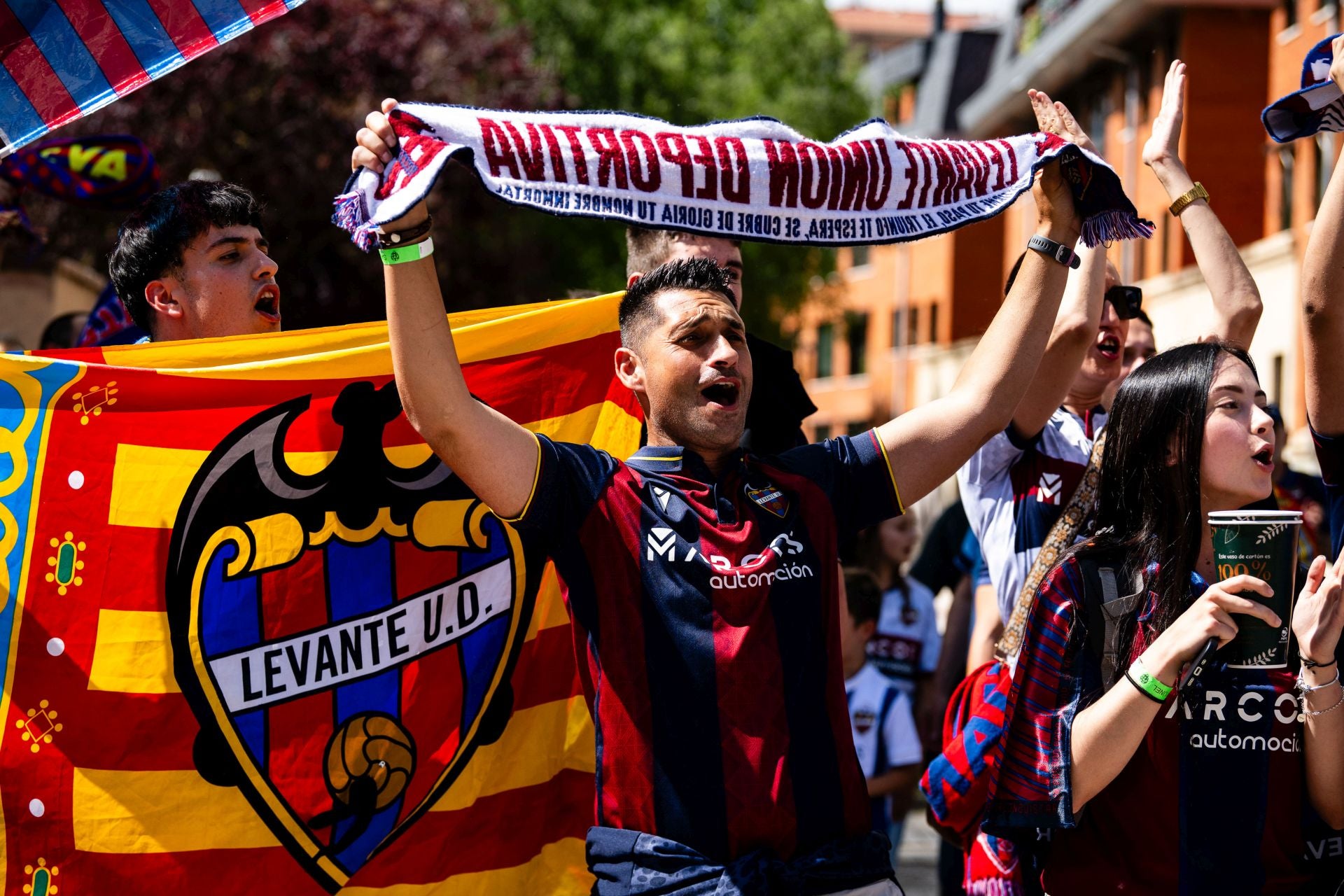 FOTOS | La afición del Levante UD toma Burgos