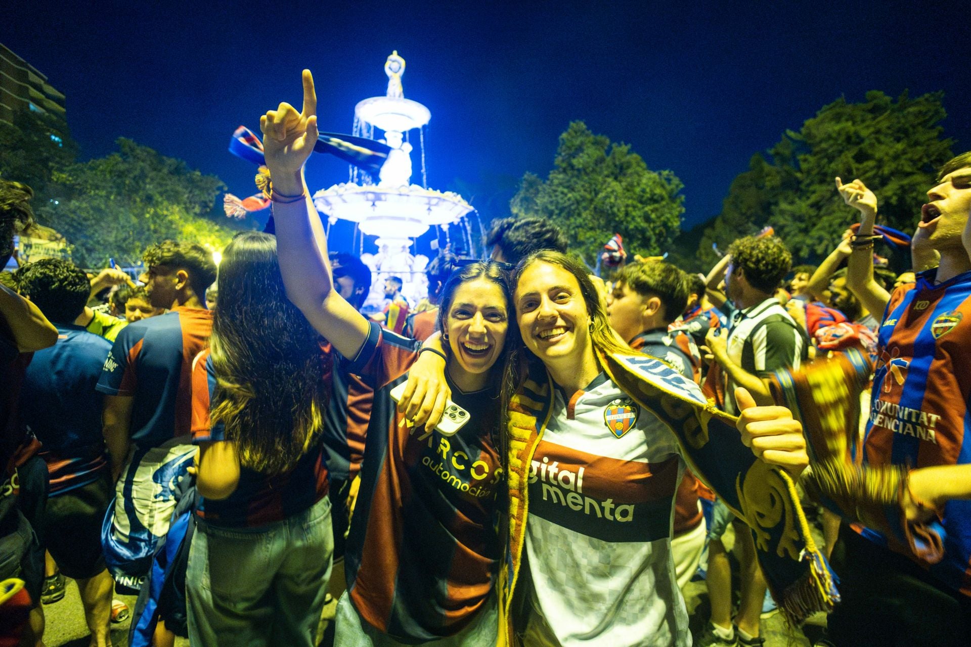 FOTOS | La espectacular celebración del ascenso del Levante en Valencia