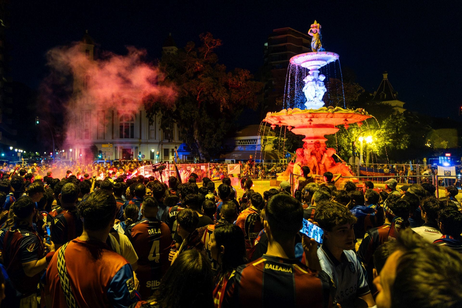 FOTOS | La espectacular celebración del ascenso del Levante en Valencia