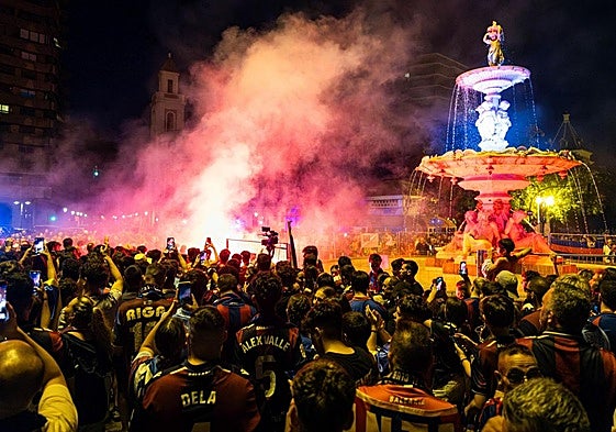Aficionados del Levante celebrando en la Fuente de las Cuatro Estaciones.