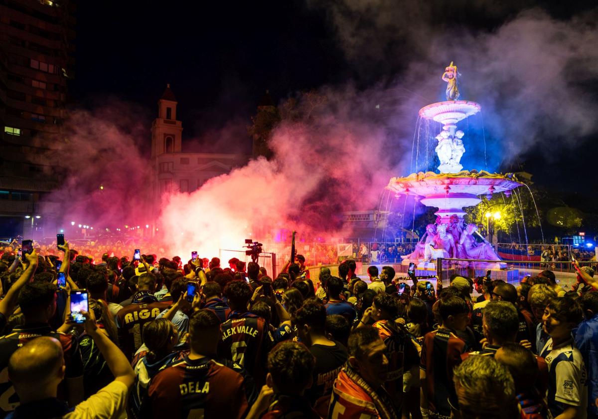 La espectacular celebración del ascenso del Levante en Valencia.