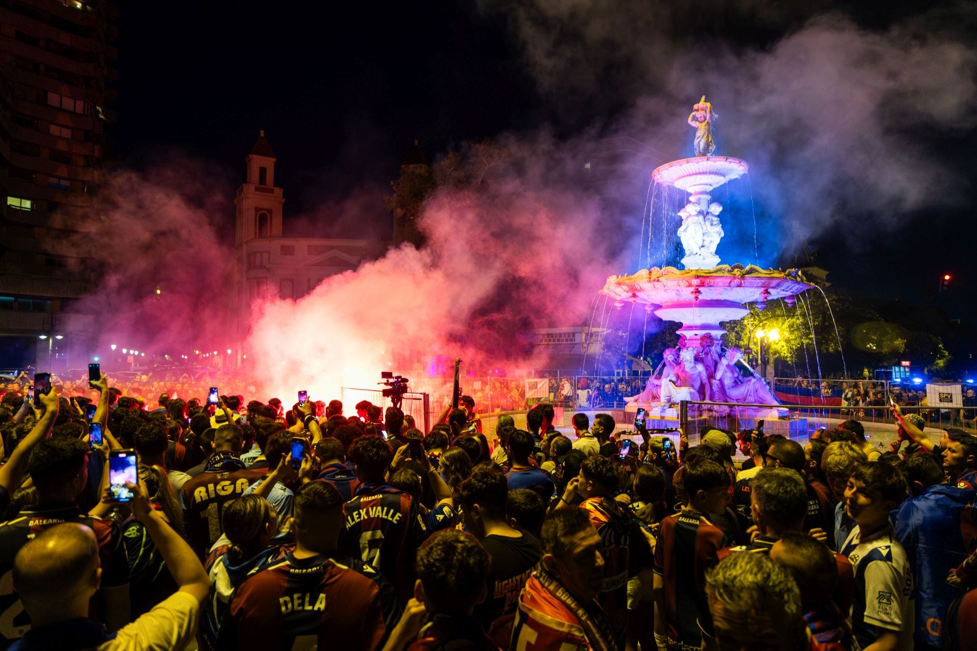 FOTOS | La espectacular celebración del ascenso del Levante en Valencia